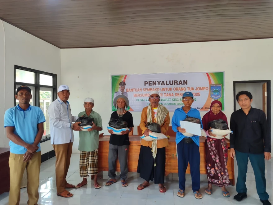 Peduli Jompo, Kades Sekotong Barat Salurkan Bantuan Sembako